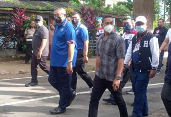 Susilo Bambang Yudhoyono (masker hitam) saat jalan pagi di lokasi wisata pantai Pancer Door. Sabtu (14/05/2022)