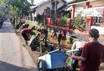 Prajurit Yonif Raider 300/Bjw bersihkan sungai di desa Sukataris. Jum'at (13/05/2022)