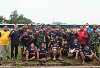 Foto bersama Dandim (tengah) tim juara seleksi liga santri. Sabtu (14/05/2022)