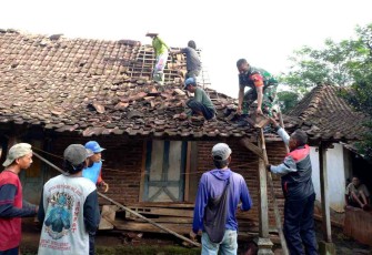 Berjibaku menaikkan genteng rumah warga binaan. Senin (16/05/2022)