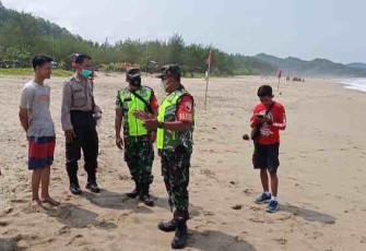 Himbauan keselamatan pengunjung pantai. Senin (16/05/2022)