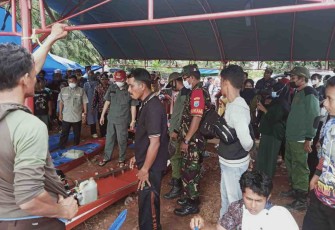 Lettu Inf Sunahar pantau langsung lomba perahu tradisional Katingting. Senin (16/05/2022)