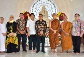 Danrem 091/ASN (batik tengah) foto bersama di vihara Muladharma. Senin (16/05/2022)