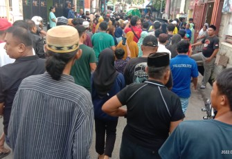Ratusan warga mengiringi pemakaman Arfandi. Senin (16/05/2022)
