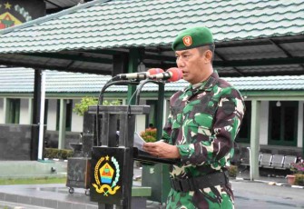 Letkol Inf Edy Herianto membacakan pesan Kasad saat upacara bendera 17an di Makorem 023/KS. Selasa (17/05/2022)
