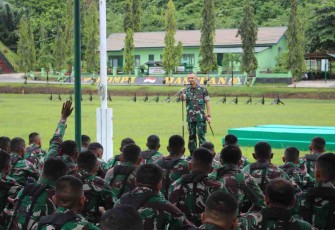 Letkol Inf Hendra Mirza saat memotivasi prajuritnya usai upacara bendera. Selasa (17/05/2022)