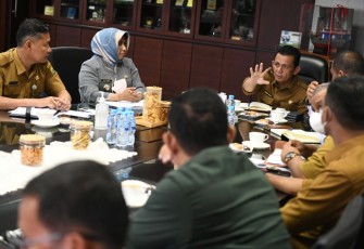 Rapat bersama Gubernur Ansar dan Wali Kota Tanjungpinang Hj. Rahma, serta Kepala Balai Prasarana Permukiman Wilayah (BPPW) Kepri, Fasri Bachmid, di ruang kerja Gubernur, Selasa (17/05/2022)