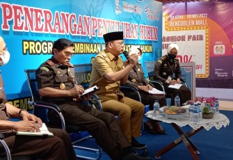 Pembinaan Masyarakat Taat Hukum (BINMATKUM) bersama Kajati dan Gubernur Bengkulu, Selasa (17/5/2022)