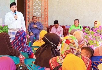 Plt Bupati Bintan, Roby Kurniawan, saat ramah tamah bersama masyarakat Sri Bintan, Selasa (17/5/2022)