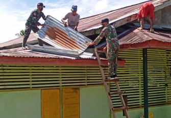 Panas terik tidak menghalangi satgas benahi atap balai desa. Selasa (17/05/2022)