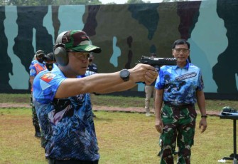 Aksi Danlanud Supadio di kejuaraan menembak Kasau Cup 2022 di Jakarta. Selasa (17/05/2022)