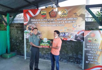 Dandim 0206/Dairi saat menyerahkan bantuan dana BTPKLWN. Rabu (18/05/2022)