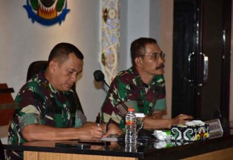 Danrem 091/ASN (kiri) saat vidcon bersama Panglima TNI. Selasa (17/05/2022)