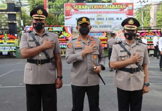 Kasat Intel Polrestabes Makassar (kiri) usai sertijab. Rabu (18/05/2022)