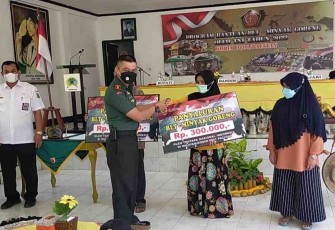 Dandim Pacitan saat memberikan BLT minyak goreng secara simbolis. Rabu (18/05/2022)