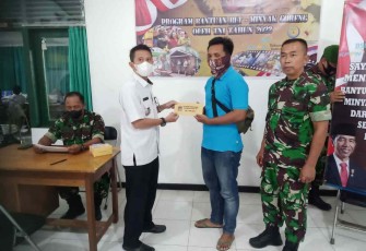 Danramil 04/Sangasanga (kanan) salurkan BTPKLWN di wilayah teritorialnya. Rabu (18/05/2022)