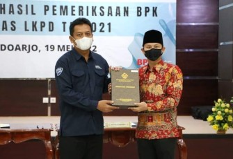 Bupati Trenggalek, Mochamad Nur Arifin, saat menerima Laporan  Hasil Pemeriksaan (LHP) atas LKPD 2021, dari Kepala BPK Perwakilan Jawa Timur, Joko Agus Setiyono, di Gedung BPK RI Perwakilan Jawa Timur.