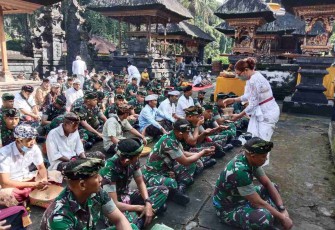 Tradisi Matur Piuning jelang HUT Kodam Udayana di pura Mangening Tampaksiring. Rabu (18/05/2022) 