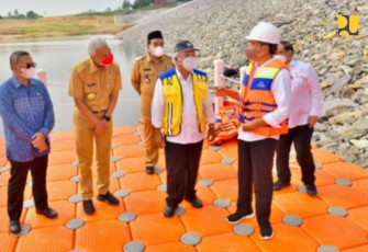 Menteri Basuki saat mendampingi presiden Joko Widodo tinjau pembangunan waduk. Rabu (18/05/2022)