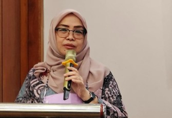 Irene Swa Suryani saat memberikan Pembekalan Tenaga Pendamping KUR di NTB dan Kaltim