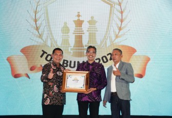 Penyerahan penganugerahan kepada Bank Jatim, Kamis (19/5/2022)