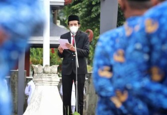Wakil Bupati Trenggalek, Syah Muhamad Natanegara, saat memimpin Upacara dalam rangka Harkitnas Tahun 2022, di Alun - Alun, Jum'at (20/5/2022).