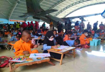 Antusiasnya anak-anak mengikuti lomba di Lanud Manuhua