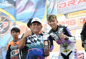 Gubernur Kepri foto bersama pembalap