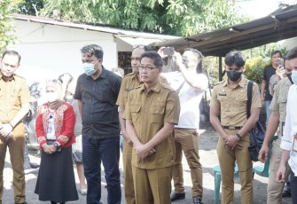Wakil Wali Kota Bitung, Hengky Honandar, saat menghadiri peletakan batu pertama dan penyerahan simbolis bahan bangunan BSPS, Senin (23/5/2022)