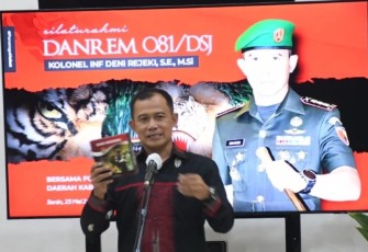 Danrem 081/DSJ saat menerangkan susu serdadu