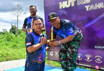 Danpasmar 3 saat memberikan piala juara menembak pistol perorangan