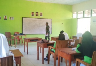 Tak kenal lelah mencerdaskan anak bangsa di perbatasan 