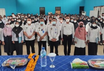 Penyerahan 233 SK Calon Pegawai Negeri Sipil (CPNS) dan Pegawai Pemerintah Dengan Perjanjian Kinerja (PPPK) di Lingkungan Pemerintah Kabupaten Pesisir Barat Formasi Tahun 2021, di GSG Selalaw, Labuhan Jukung, Rabu (25/05/2022).