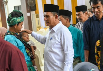 Gubernur H.Ansar Ahmad (kemeja Putih)