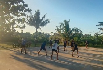 Rangkul warga perbatasan dengan berolahraga voly