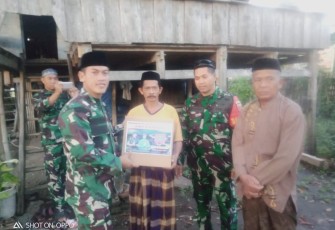 Dandim serahkan bantuan usai safari shalat subuh
