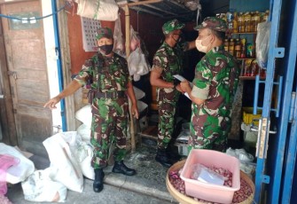 Foto : Anggota Babinsa Tegalgede sedang melakukan pengecekan stok minyak goreng di salah satu kios sembako, Pasar Tegalgede, Karanganyar, Selasa (31/5/2022).