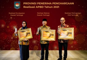 Foto: Gubernur Bengkulu (tengah), saat menerima penghargaan.