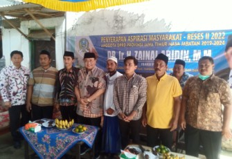 Foto bersama Anggota DPRD Jatim Dapil XIV (Madura), Zainal Abidin, saat  menggelar reses II di Desa Jaba'an, Minggu (5/6/2022).