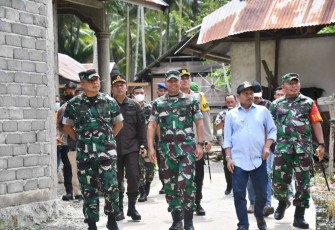 Kasdam XIV/Hasanuddin (tengah) saat tinjau pelaksanaan TMMD 113