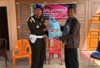 Kapten Cpm Dwi Darsono saat memberikan tali asih