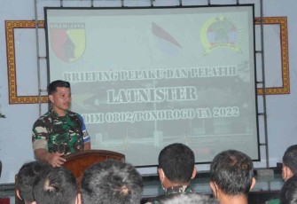 Dandim Ponorogo saat memberikan arahan kepada para babinsanya