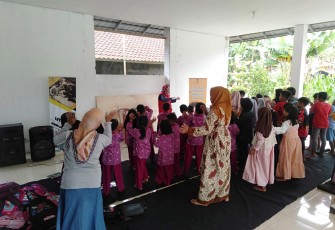Keceriaan Anak-Anak Usai Kunjungi Pojok Baca Program TMMD Kodim Purwakarta