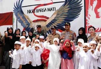 Bupati Pati, Dandim 0718/Pati dan Kapolres Pati poto bareng warga dalam pencanangan Kampung Pancasila