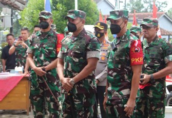 Pangdam IV Diponegoro (tengah) saat tinjau TMMD Ke 113 Kodim 0711/Pemalang