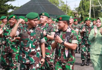 Danyonif 511/DY kepalkan tangan keatas bukti semangat tinggi ke Danrem 081/DSJ