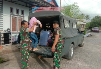Personel Koramil 04/Malunda evakuasi warga ke lokasi pengungsian