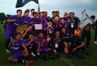 Para pemain dan tim official Sandung Riwut FC foto bersama usai menjuarai Liga Internal Askab PSSI Karanganyar, Rabu (8/6/2022).