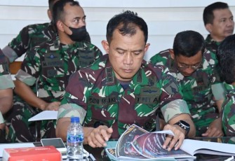 Danrem 081/DSJ saat mamaparkan kesiapan pelaksanaan Liga Santri di Makodam V Brawijaya 