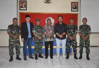 Danrem 081/DSJ foto bersama dengan rektor universitas Merdeka Madiun